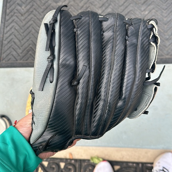 Wilson Used Baseball Gloves - Picture 4 of 5